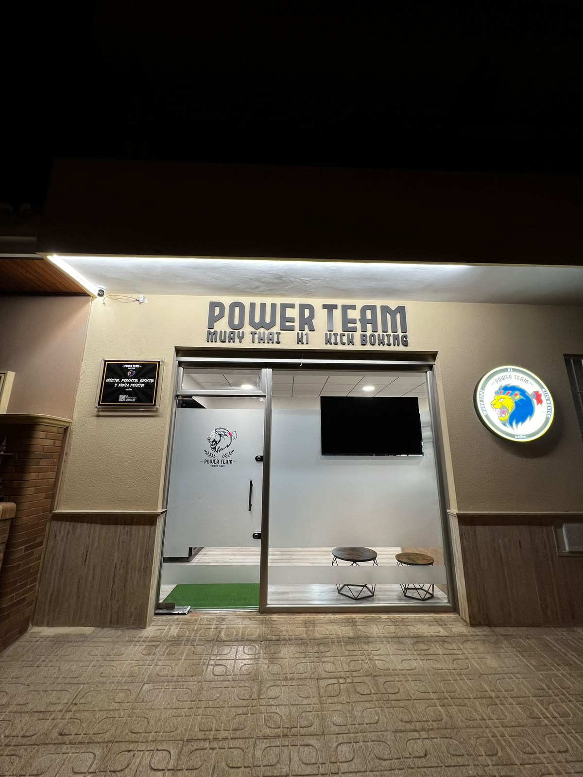 Fachada de Power Team en Carretera de Sacramento, Almería