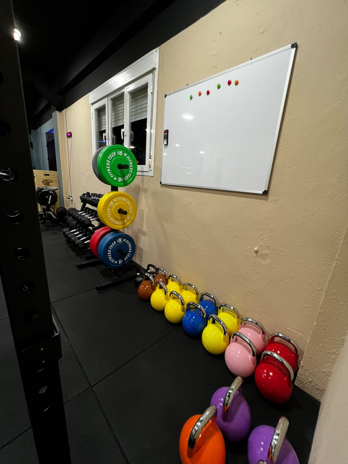 Kettlebells y discos de peso ordenados en Power Team