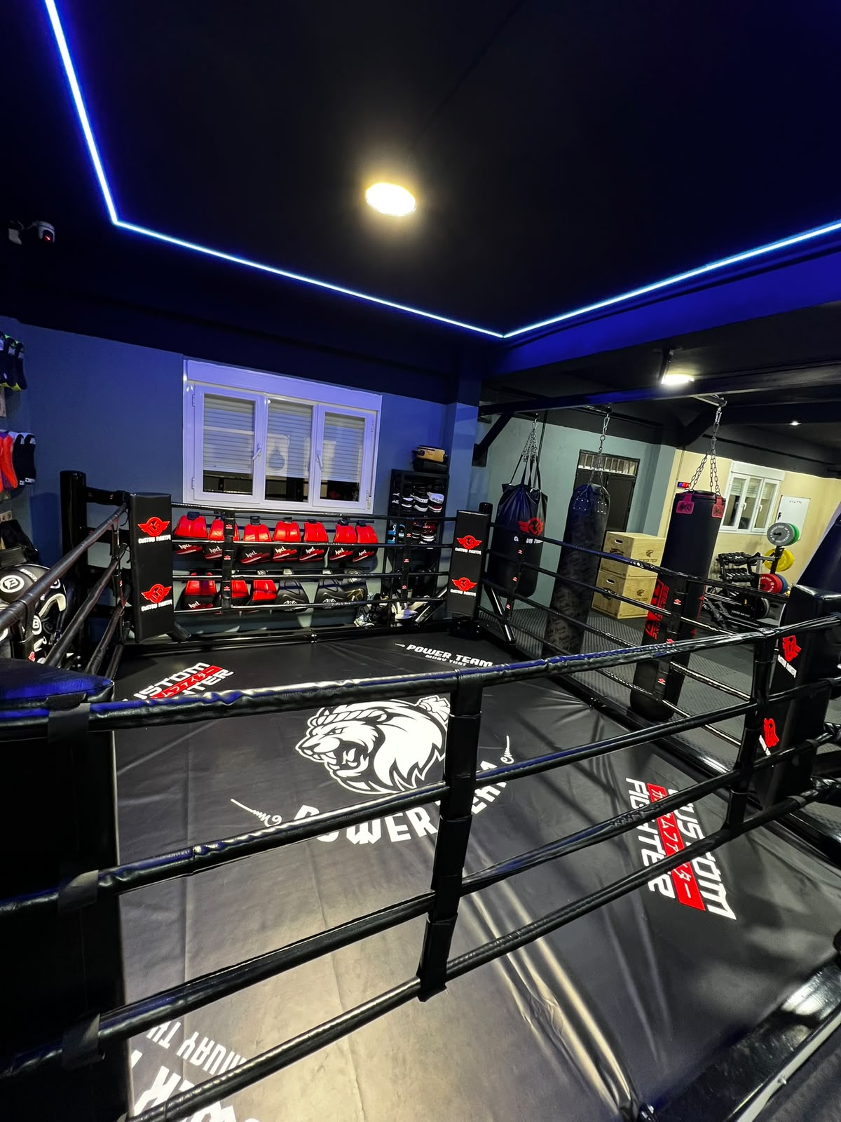 Ring de competición de Power Team, esquina roja con protecciones