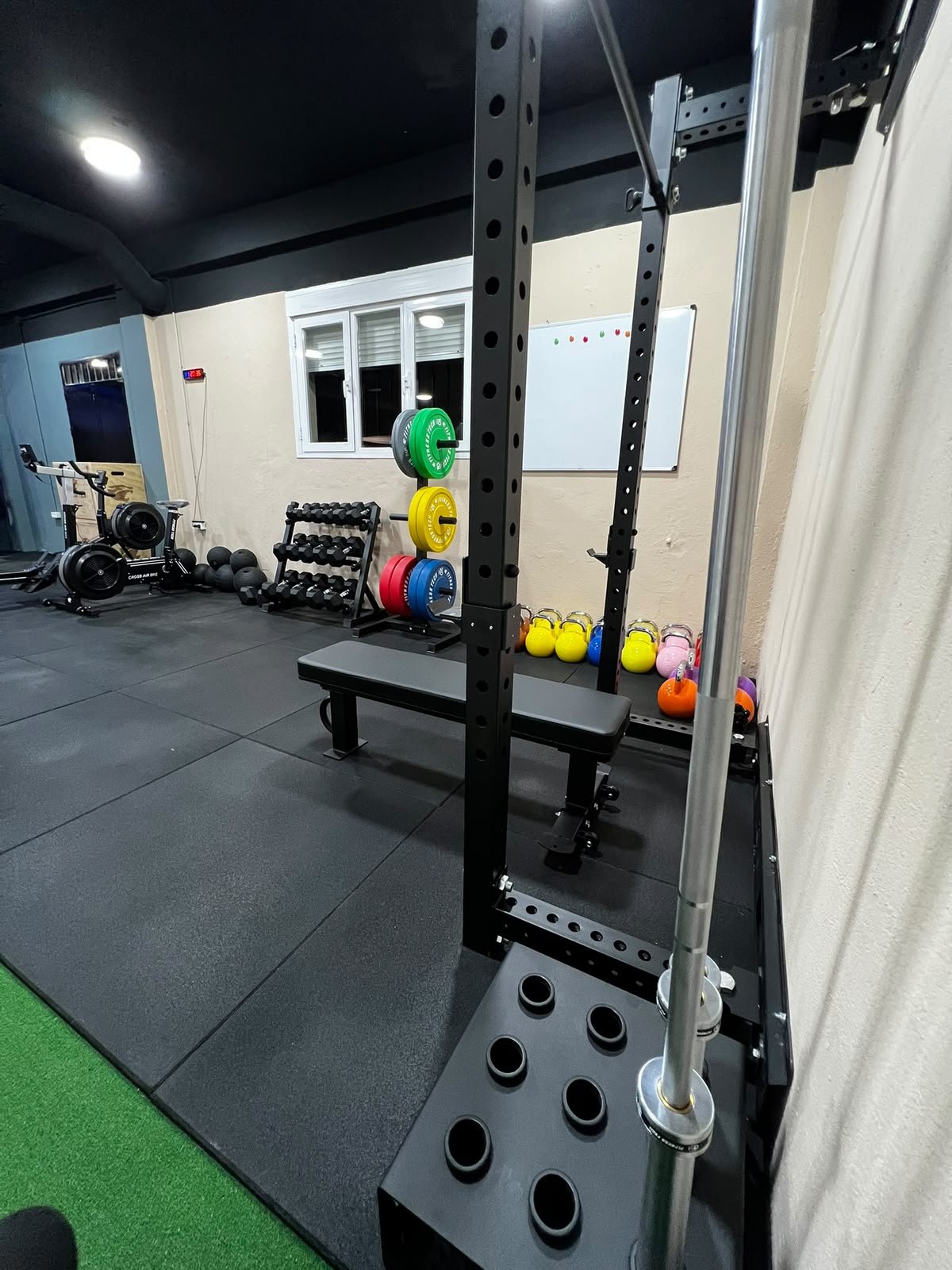 Sala de peso libre de Power Team con discos y kettlebells